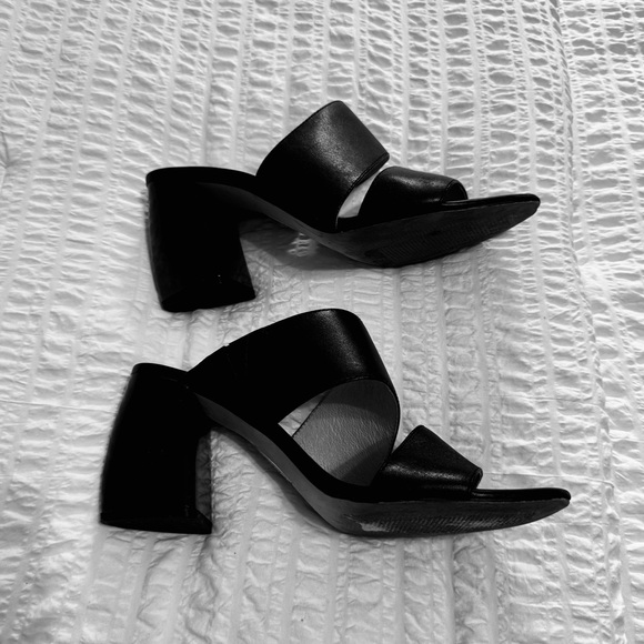 Louise Et Cie block heal sandals. - Picture 7 of 9